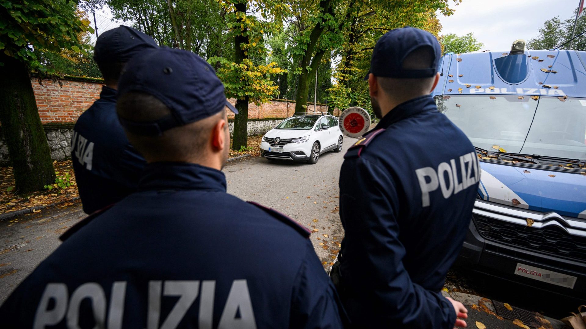 Italian border police controls the traffic on the Slovenian-Italian border crossing in Rozna Dolina. Photo: JURE MAKOVEC/AFP via Getty Images