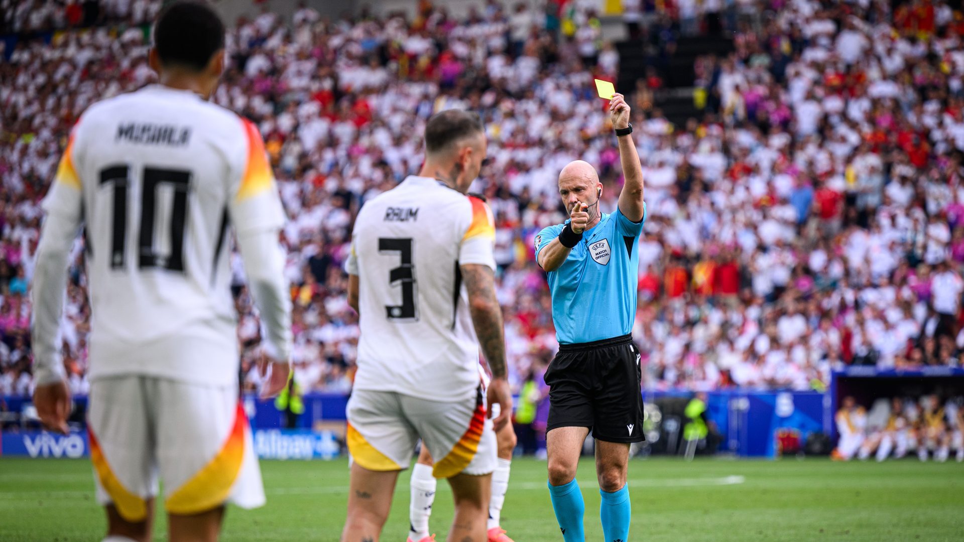 Referee Anthony Taylor shows the yellow card during the quarter-final match between Spain and Germany at Stuttgart Arena on July 5, 2024. Photo: Marvin Ibo Guengoer/GES Sportfoto/Getty