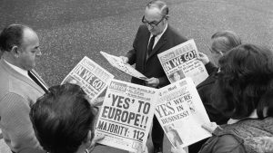 City workers in London read about the government’s decision to join the Common Market in their daily newspapers on October 29, 1971. Photo: Hulton-Deutsch Collection/Corbis/Getty