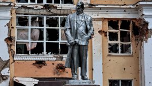 A damaged statue of Vladimir Lenin in the Ukrainian-controlled Russian town of Sudzha, Kursk region. Photo: Yan Dobronosov/AFP/Getty