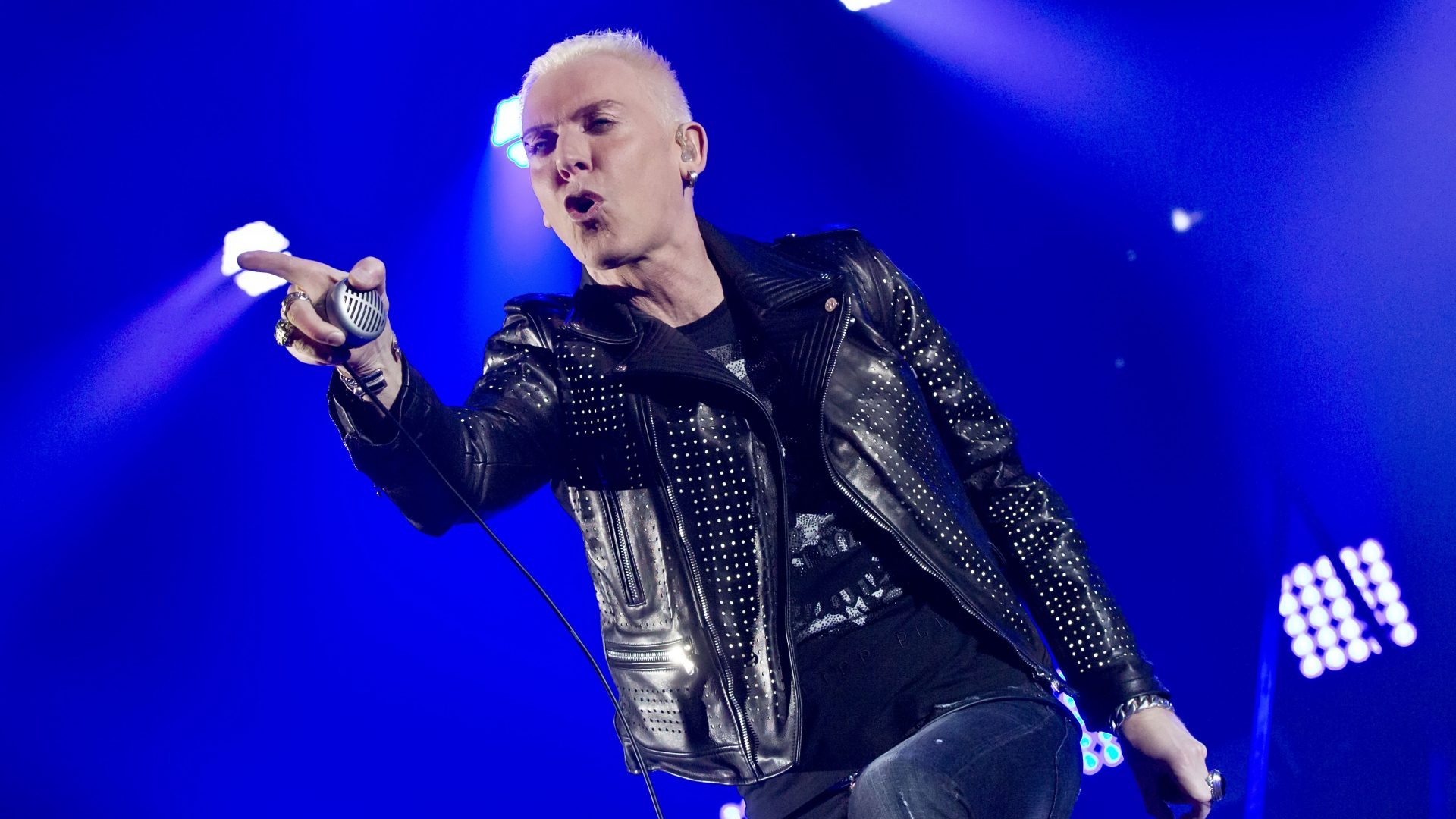 Singer HP Baxxter of the German band Scooter performs during a concert at the Velodrom in Berlin, 2016. Photo: Frank Hoensch/Redferns/Getty