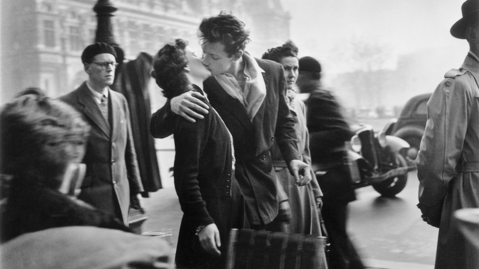 Robert Doisneau’s most famous photograph, The Kiss by the Hôtel de Ville, 1950. Photo: Atelier Robert Doisneau