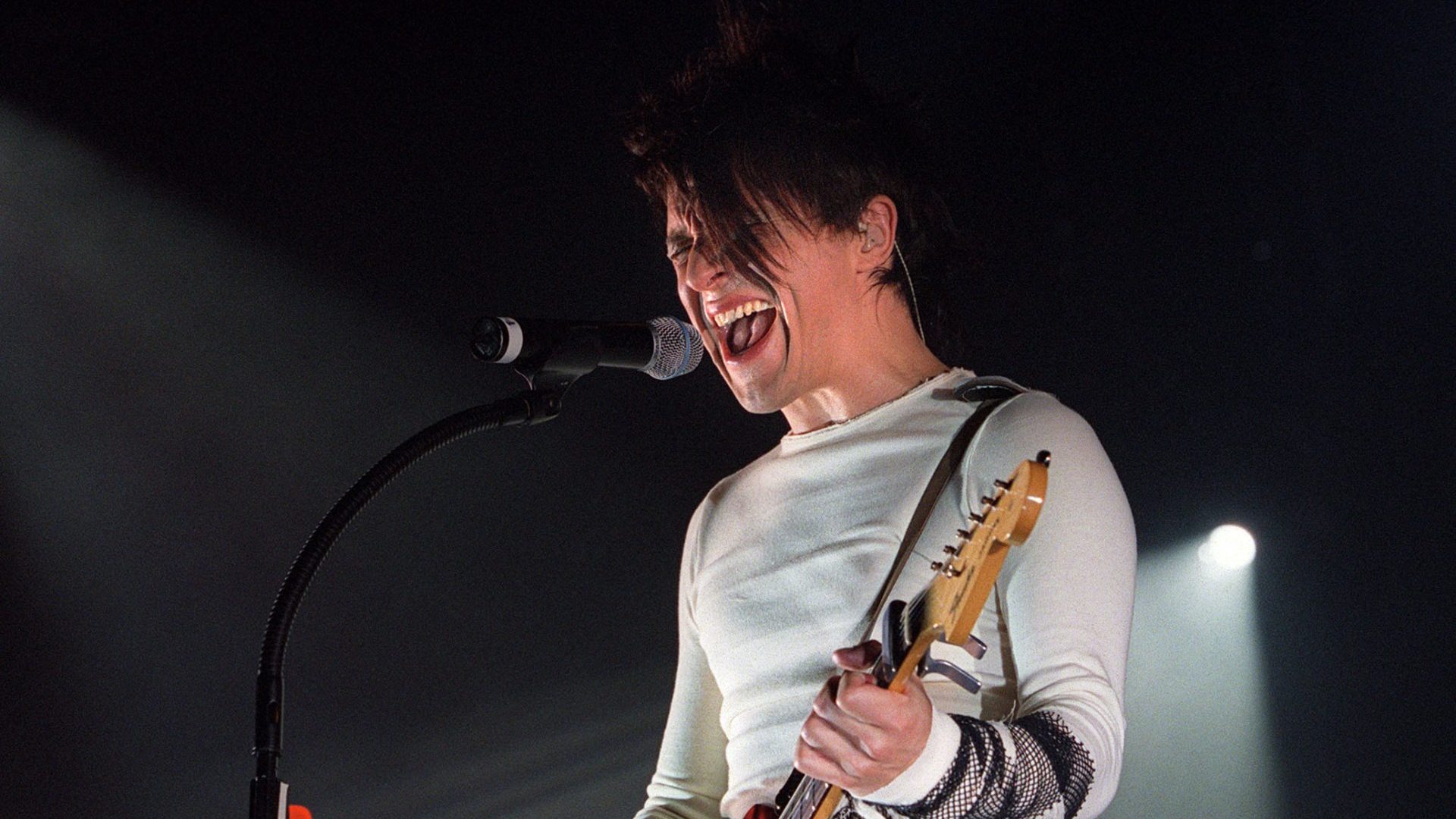 Nicola Sirkis, lead singer of Indochine, performing in 2002 in Paris. Photo: FREDERICK FLORIN/AFP via Getty Images