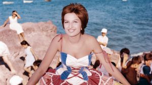 Mina singing at the beach in 1959. Photos: Mondadori/Getty