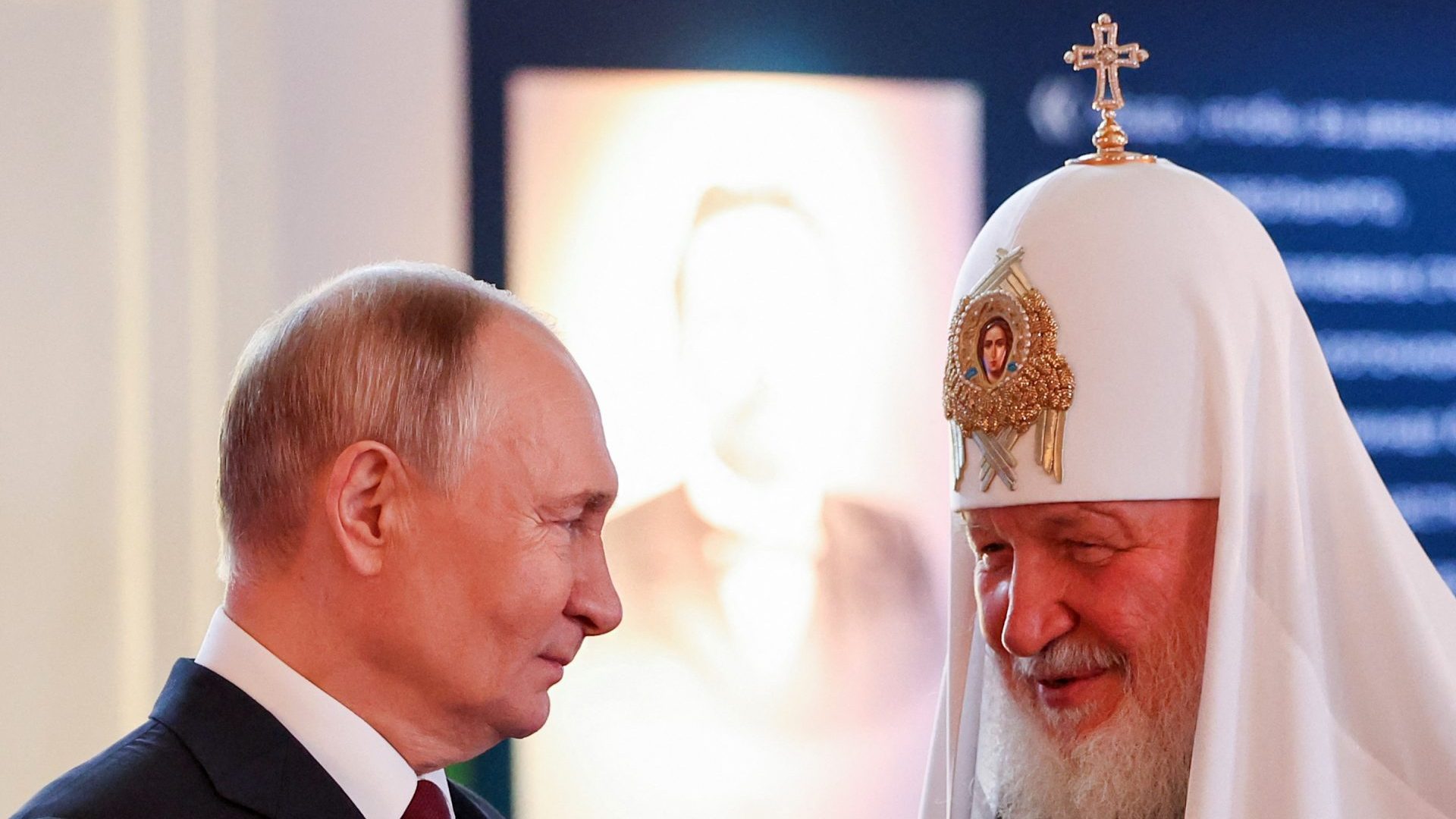 Vladimir Putin and Russian Orthodox Patriarch Kirill visit the Orthodox Rus’ exhibition in Moscow dedicated to the traditions of volunteering and mutual aid in Russia on National Unity. Photo: Vyacheslav Prokofyev/Pool/AFP/Getty