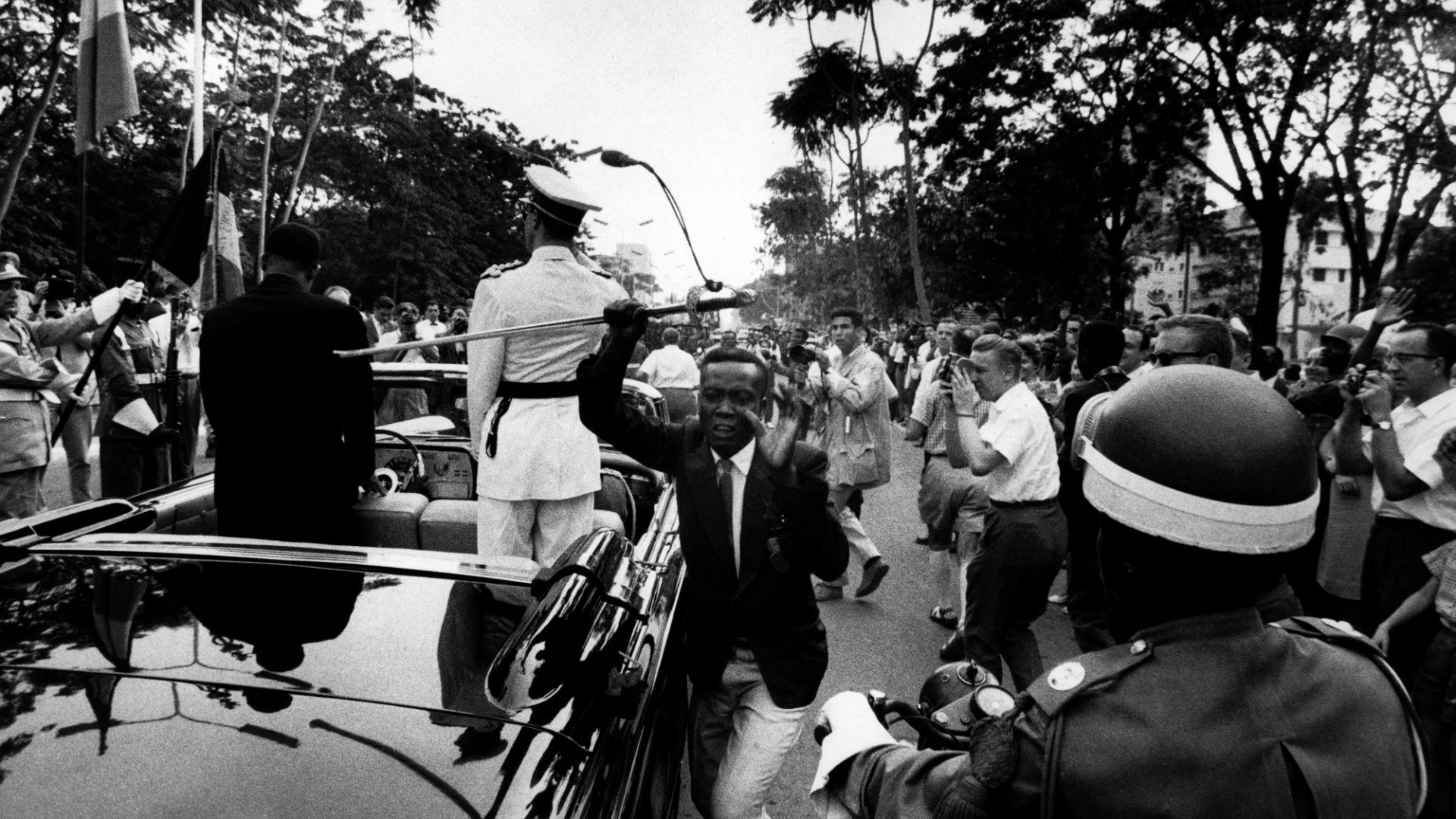 Congolese former soldier Ambroise Boimbo snatches the ceremonial sword of King Baudouin I of Belgium on the eve of the independence of the Belgian Congo in June 1960. Photo: Robert Lebeck