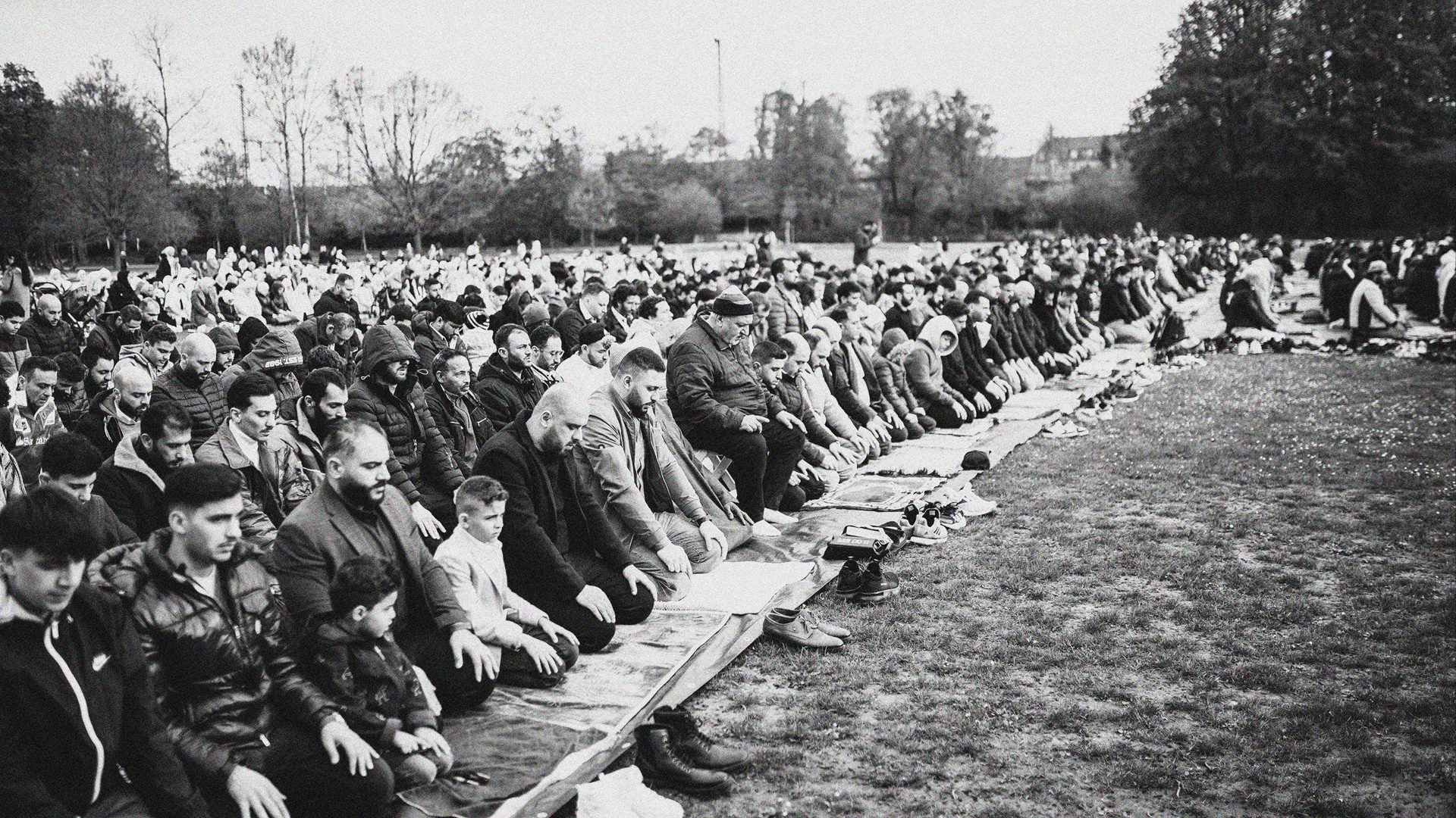 Muslims take part in prayer for Eid al-Fitr at a park in Düsseldorf on April 20, 2024. Photo: Hesham Elsherif/Anadolu/Getty