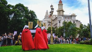 A group of protesters dressed in the red habits and white bonnets synonymous with The Handmaid’s Tale gather in Buenos Aires to denounce president Javier Milei’s anti-feminist agenda in Argentina. Photo: Harriet Barber