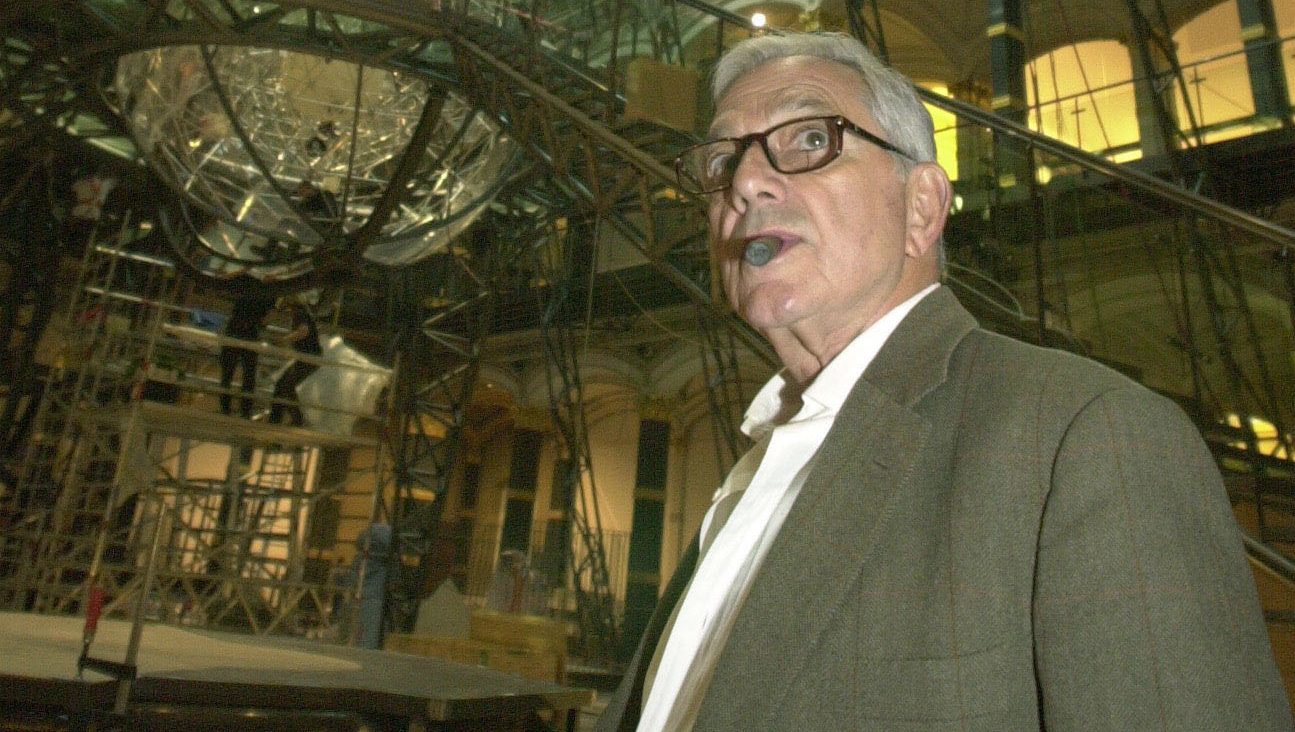 German-British movie production designer Ken Adam at an exhibition of his own work in Berlin, May 2000. Photo: Ronald Siemoneit/Sygma/Getty